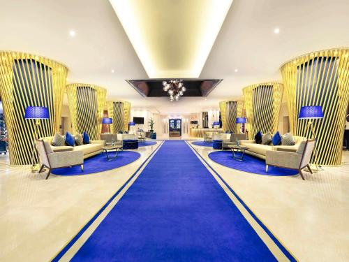 Un lugar para sentarse en Mercure Gold Hotel Jumeirah Dubai by Accor
