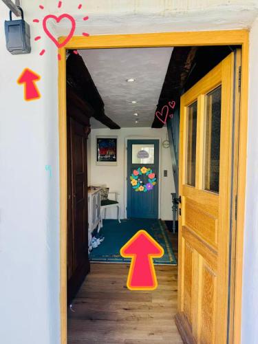 a room with an open door with arrows pointing up at Ganze Wohnung - Erdgeschoss - sehr ruhig - Hundefreundlich - Regendusche - Bodenheizung - Küche - easy Check-in mit Schlüsselbox in Nehren