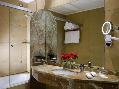 Ένα μπάνιο στο Mercure Roma West