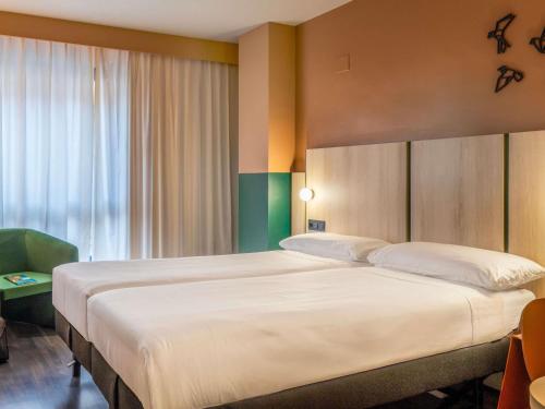Una cama o camas en una habitación de Ibis Styles Zaragoza Centro