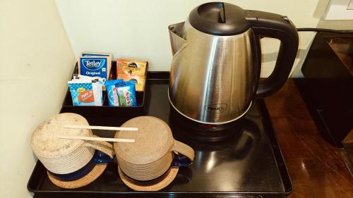 Utensilios para hacer té y café en ASR Parklane, A Bergamont Hotel - Hosur