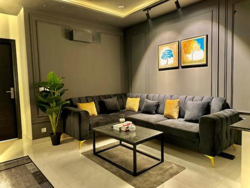 Χώρος καθιστικού στο Zameen Opal luxury Stay LDA Avenue Raiwind Rd