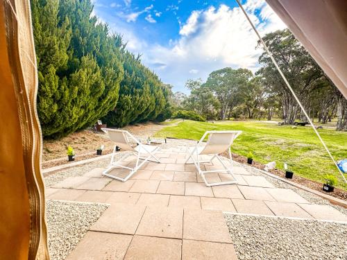 a group of chairs sitting on a patio at Stanthorpe Holiday Park in Severnlea