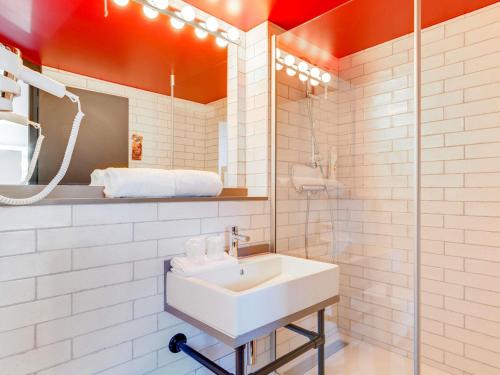 Bilik mandi di Ibis Styles Paris Saint Denis La Plaine