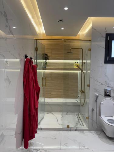 un baño con ducha y WC en Villa ASMA, en Martil