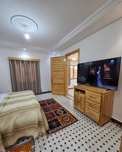 Télévision ou salle de divertissement dans l'établissement Riad Gogo