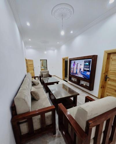 Télévision ou salle de divertissement dans l'établissement Riad Gogo