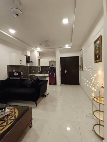 Η κουζίνα ή μικρή κουζίνα στο Zameen Opal luxury Stay LDA Avenue Raiwind Rd