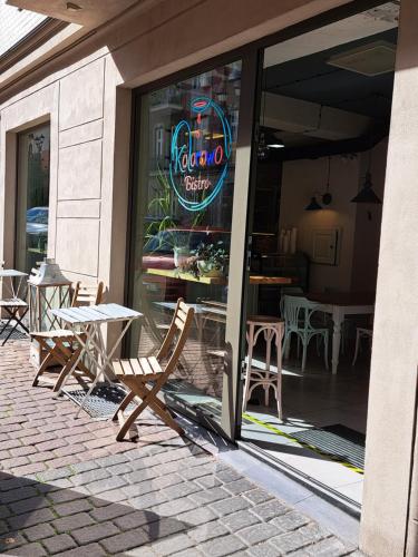 un ristorante con tavolo e sedie di fronte a una finestra di CanvasHome Apartamenty a Katowice