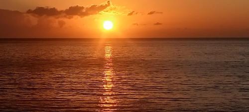 a sunset over the ocean with the sun setting at BH Cura marina 2 in Mogán