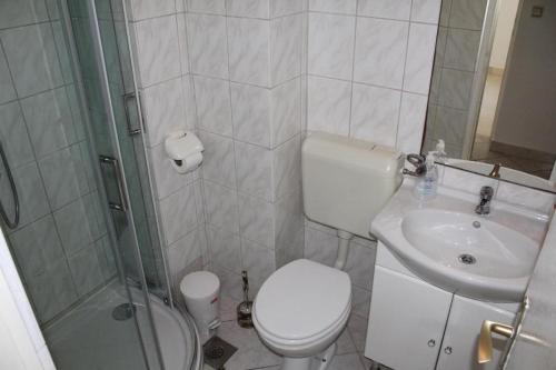 Bilik mandi di Apartment Mila