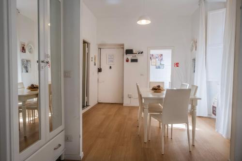 Apartment by the Colosseum - White Chic Flats