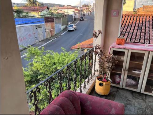 a balcony with a view of a city street at Casa 3 quartos na Estrada Real e Caminho de São Tiago in Ouro Branco