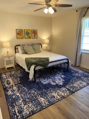 una camera con un letto e un tappeto blu di Serenity Escape a Covington