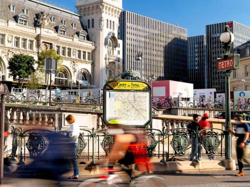 - un groupe de personnes à vélo dans une rue de la ville dans l'établissement Mercure Paris Bastille Saint Antoine, à Paris