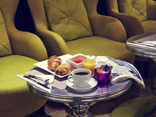 un plateau de petit-déjeuner sur une table en verre dans l'établissement Mercure Paris Bastille Saint Antoine, à Paris