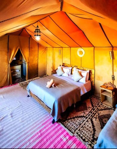 Ένα ή περισσότερα κρεβάτια σε δωμάτιο στο Merzouga Spectacular Luxury Camp
