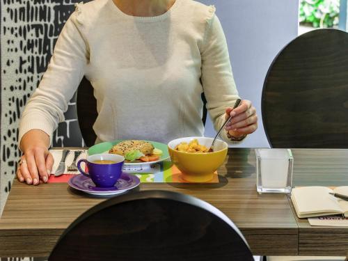 ホテルの敷地内または近くでの食事または食べ物