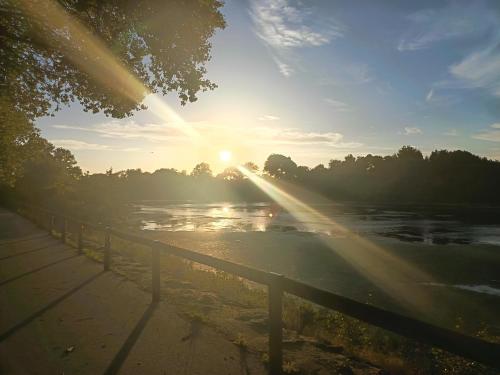 a sunset over a river with the sun shining at Mobil home prestations DELUXE 3ch climatisé avec Parc Aquatique in Canet-en-Roussillon