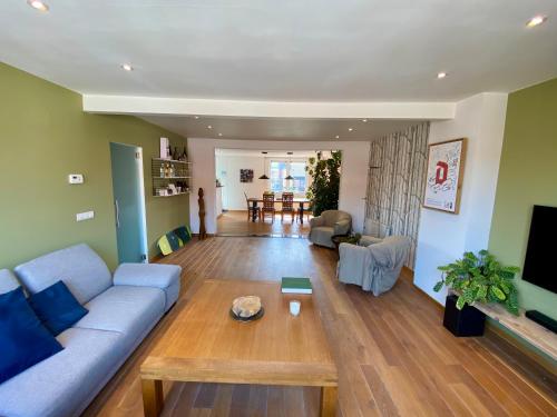 Posezení v ubytování Stijlvolle duplex nabij Brussel en luchthaven!