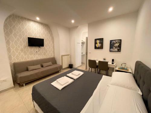 a living room with a bed and a couch at THE ROOM 115 in Rome