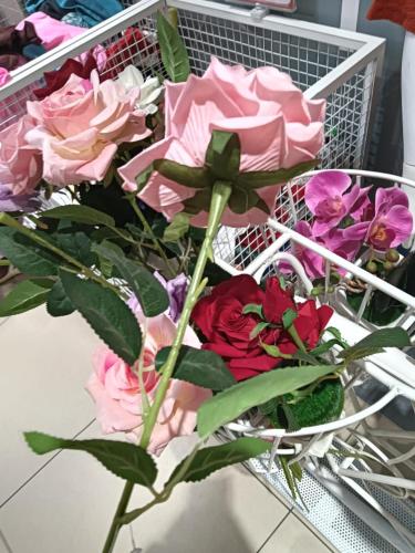 a basket filled with pink and red roses at Tea vista holiday home in Kalpetta