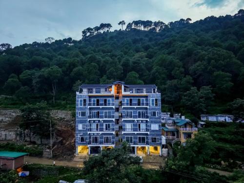 Fotografie z fotogalerie ubytování Dochi 4-BHK apartment with Hill Views, Living Room, & Balconies v destinaci Parwanoo