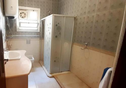 une salle de bain avec douche et lavabo dans l'établissement Luxury 3 bed room apartment in rehab october city compound - modern open view luxury stay, à ‘Ezbet `Abd el-Ḥamîd