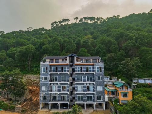 un condominio di fronte a una montagna di Dochi 4-BHK apartment with Hill Views, Living Room, & Balconies a Parwanoo