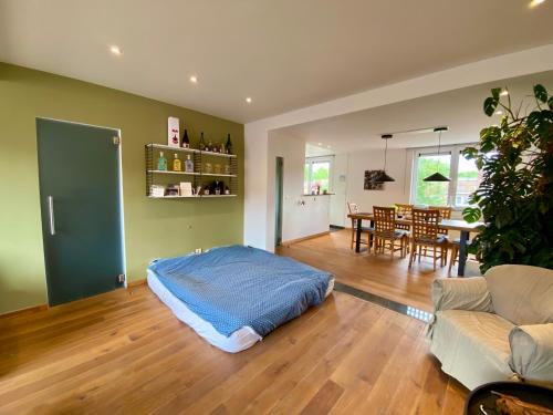 Posezení v ubytování Stijlvolle duplex nabij Brussel en luchthaven!
