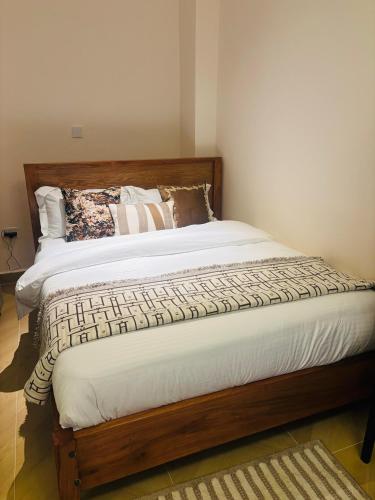 Postel nebo postele na pokoji v ubytování Indesign makumbi Apartment