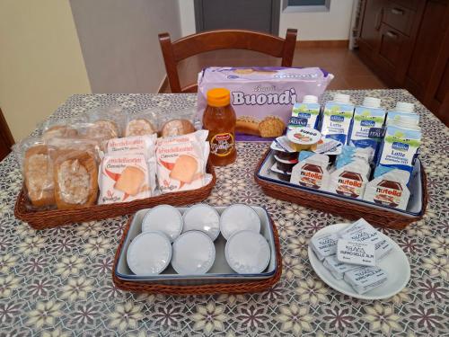 Casa Nicolò في كالتاجيروني: طاولة عليها ثلاث صواني مليئة بالطعام