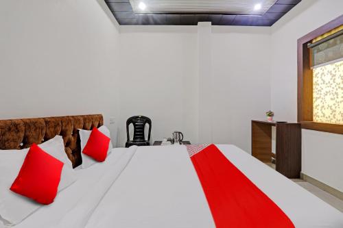 Ein Bett oder Betten in einem Zimmer der Unterkunft Hotel O R V Inn