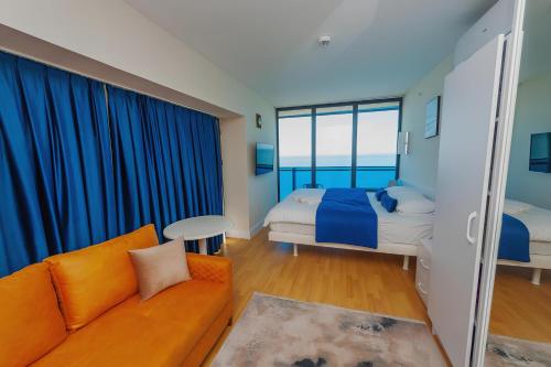 Гостиная зона в Orbi city luxury Towers