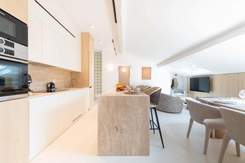 3-Br Attic Duplex Heart of Cannes