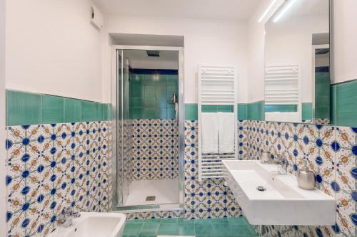 a bathroom with two sinks and a shower at Torre Paradiso in Minori