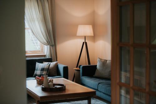 a living room with a blue couch and a coffee table at Spacious Flat with Parking Great Inverness Base in Inverness