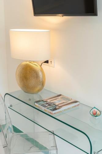 a lamp sitting on top of a glass table at Torre Paradiso in Minori