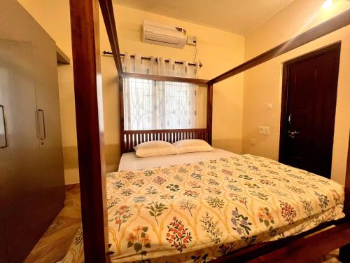 a bedroom with a bed and a window at Athiratha Living in Malpe