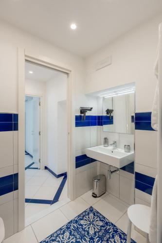 a bathroom with a sink and a mirror at Torre Paradiso in Minori