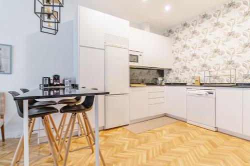 Spacious Central-3Bedrooms 3Bathrooms-Sol