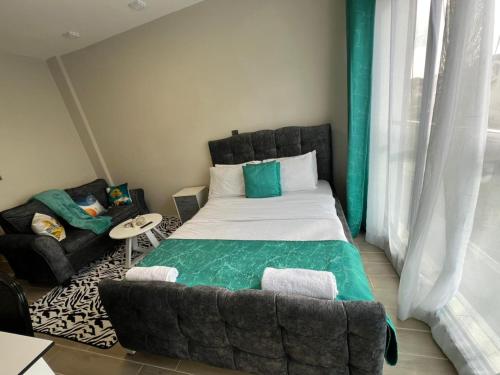 Postel nebo postele na pokoji v ubytování Indesign makumbi Apartment