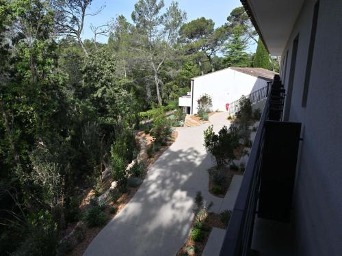 an overhead view of a driveway with a house at Mercure Brignoles Golf de Barbaroux & Spa in Brignoles