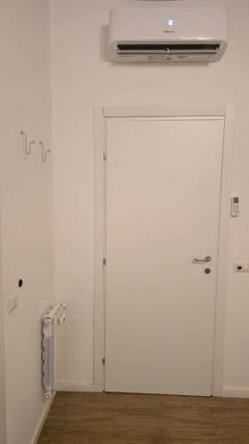 een grote witte deur in een witte muur bij Domus Regis Rooms & Apartment in Rome