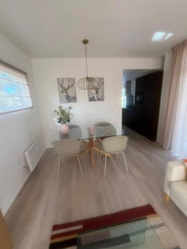 a living room with a table and chairs at Luxe vakantiewoning Hellendoorn Sallandse Heuvelrug nmr 36 in Haarle