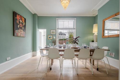 a dining room with a table and chairs at Stylish 5-Bed Townhouse in Prime Leamington Spa in Leamington Spa