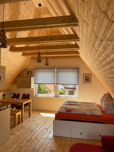 a bedroom with a bed and a desk in a room at Müllers Ferienhäuser Gunaras & Harmonie in Gunaras in Dombóvár