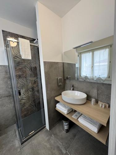 a bathroom with a sink and a shower at Moro Luxury Rooms in Grassobbio
