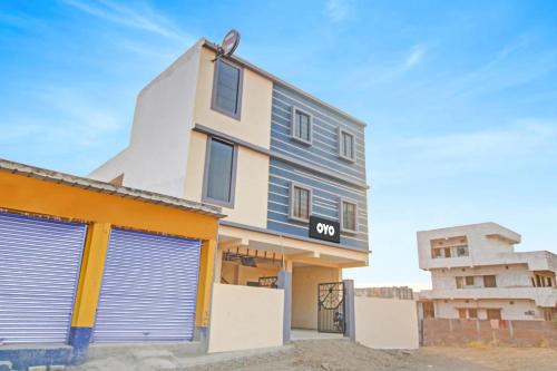 SakardarāにあるHOTEL O MID STARの建物の前に二つのガレージドア