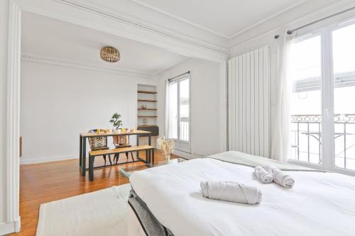 Haussmannien lumineux avec balcon proche Montmartre